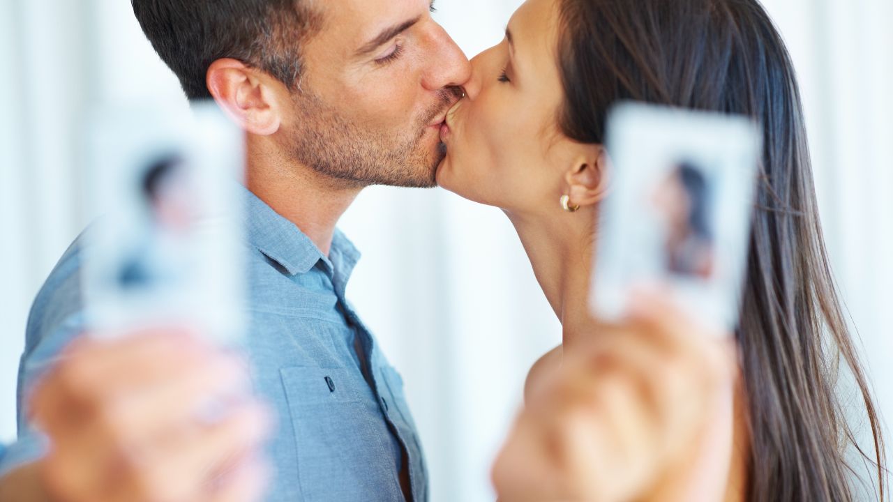 To love and be loved is to feel the sun from both sides - David Viscott